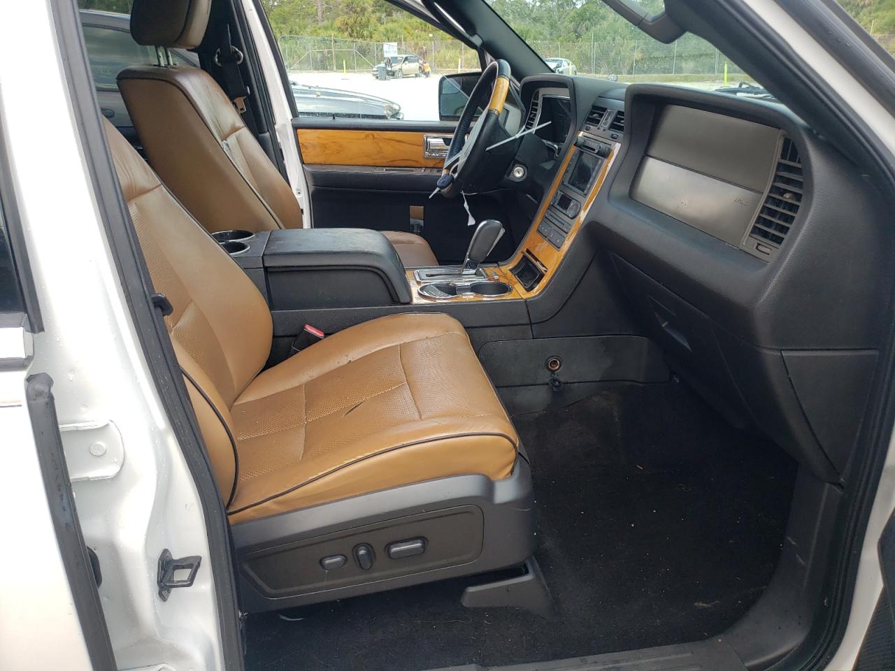 Photo 5 from auction – 2012 LINCOLN NAVIGATOR with VIN 5LMJJ2H56CEL06908
