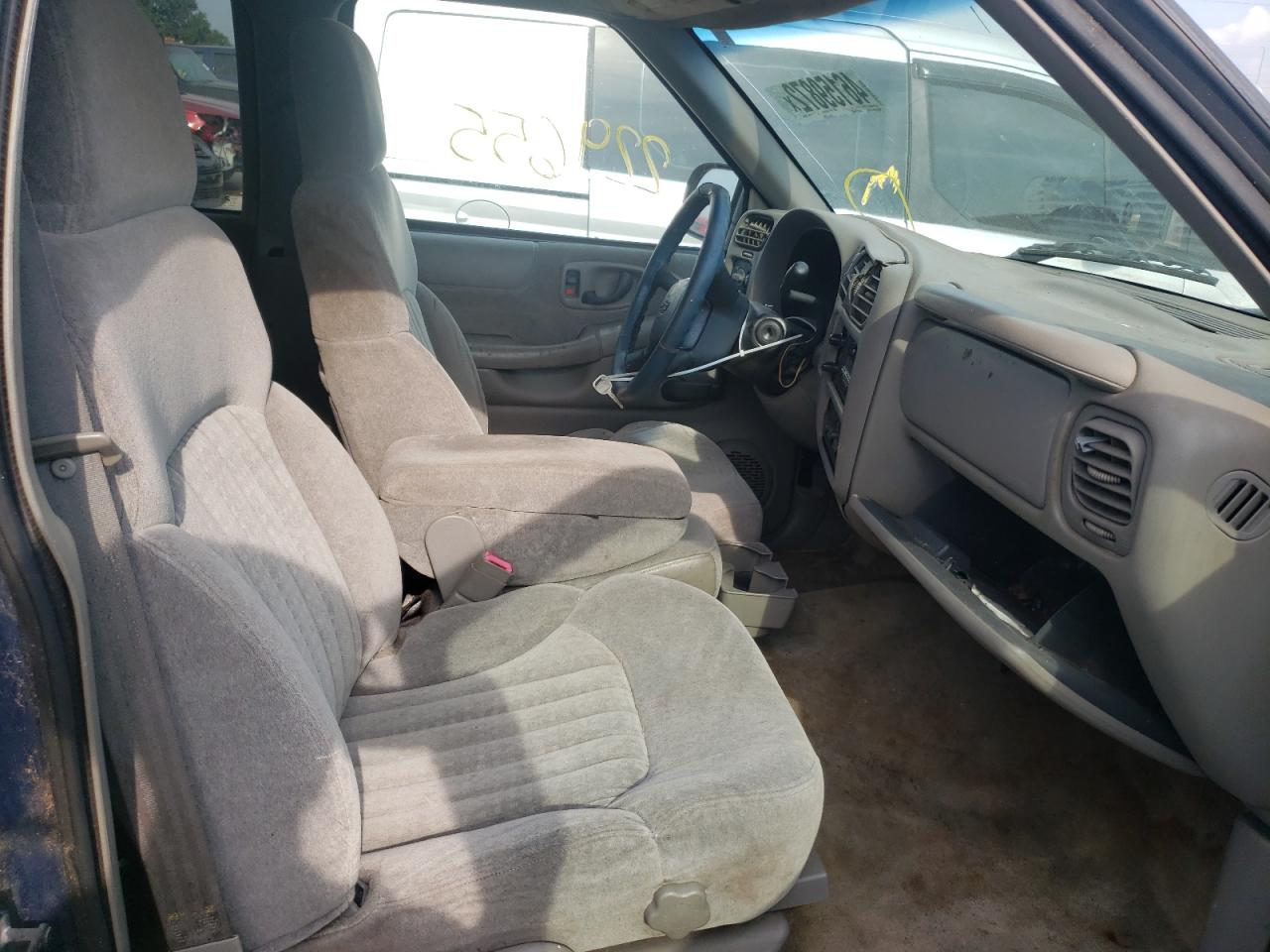 Photo 5 from auction – 2001 CHEVROLET BLAZER with VIN 1GNDT13W51K223940