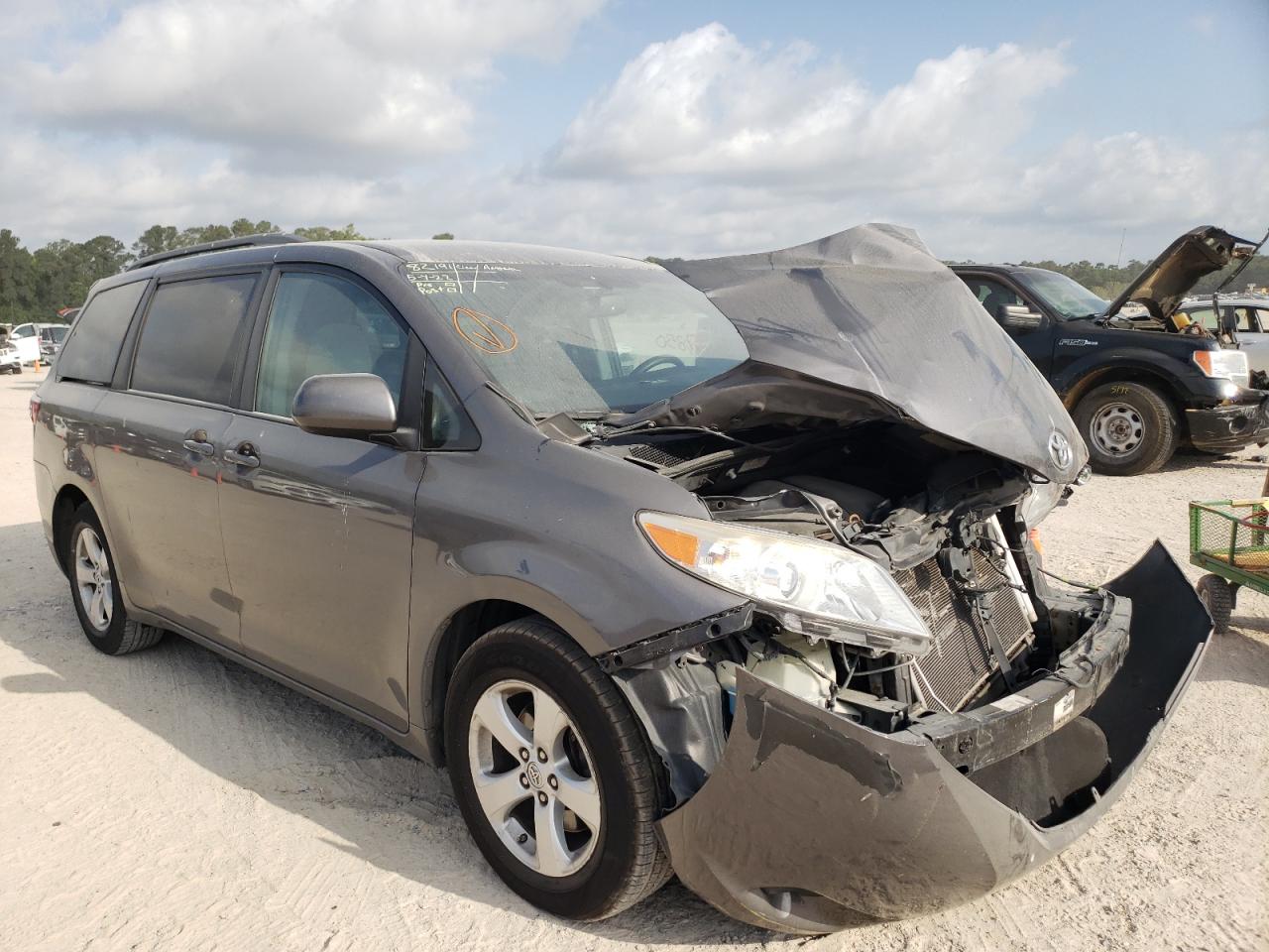 TOYOTA SIENNA LE 2017 with VIN 5TDKZ3DC3HS853862 - Photo from auction