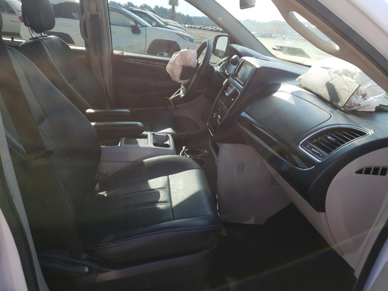Photo 5 from auction – 2016 CHRYSLER TOWN & COU with VIN 2C4RC1BG2GR189460