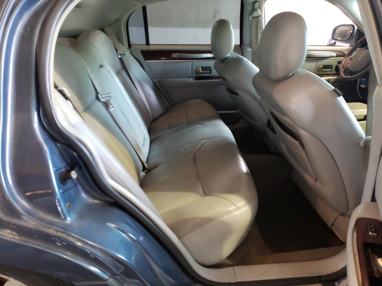 Photo 6 from auction – 2005 LINCOLN TOWN CAR S with VIN 1LNHM82W15Y646305