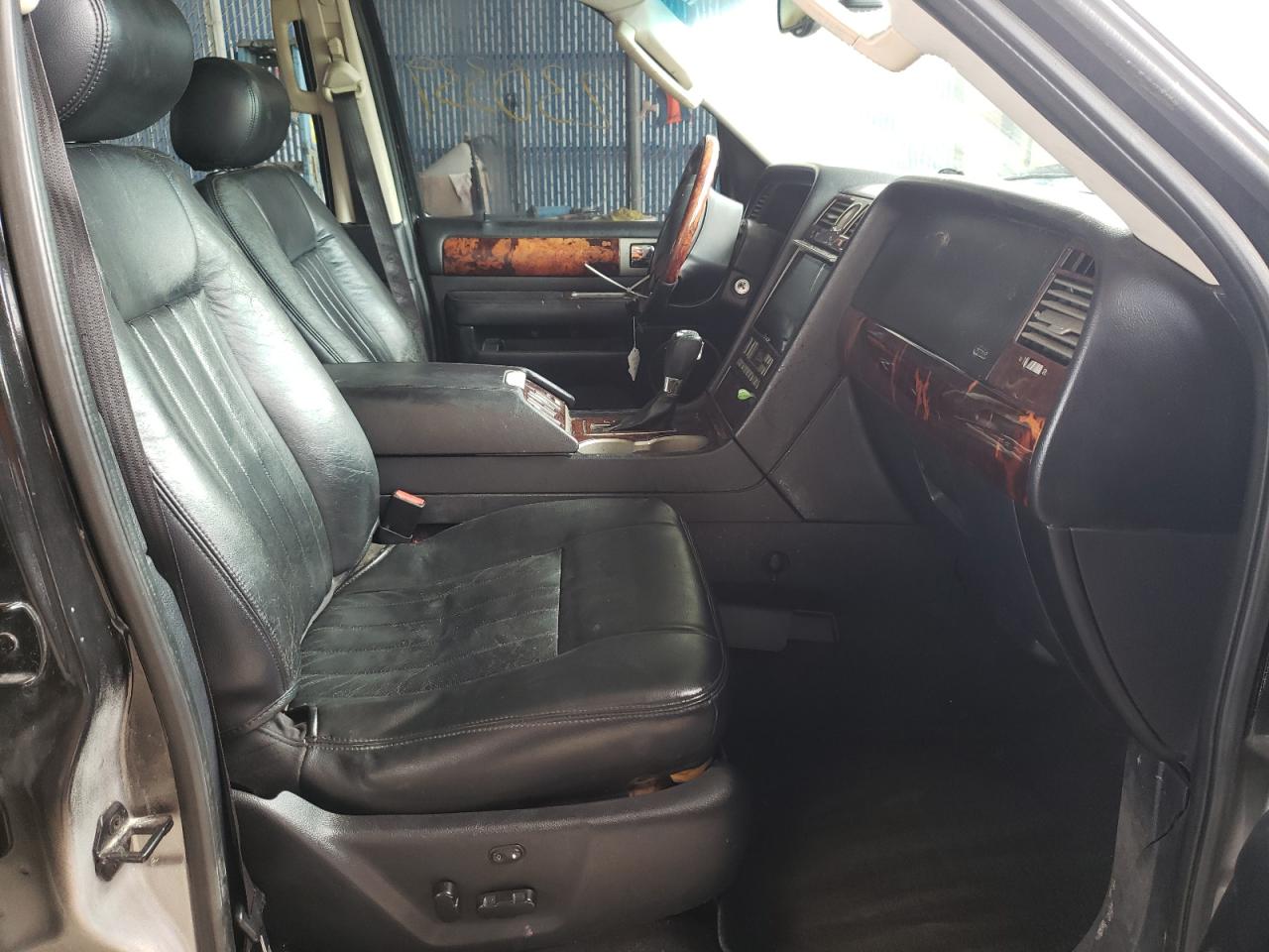 Photo 5 from auction – 2003 LINCOLN NAVIGATOR with VIN 5LMFU27R33LJ23642