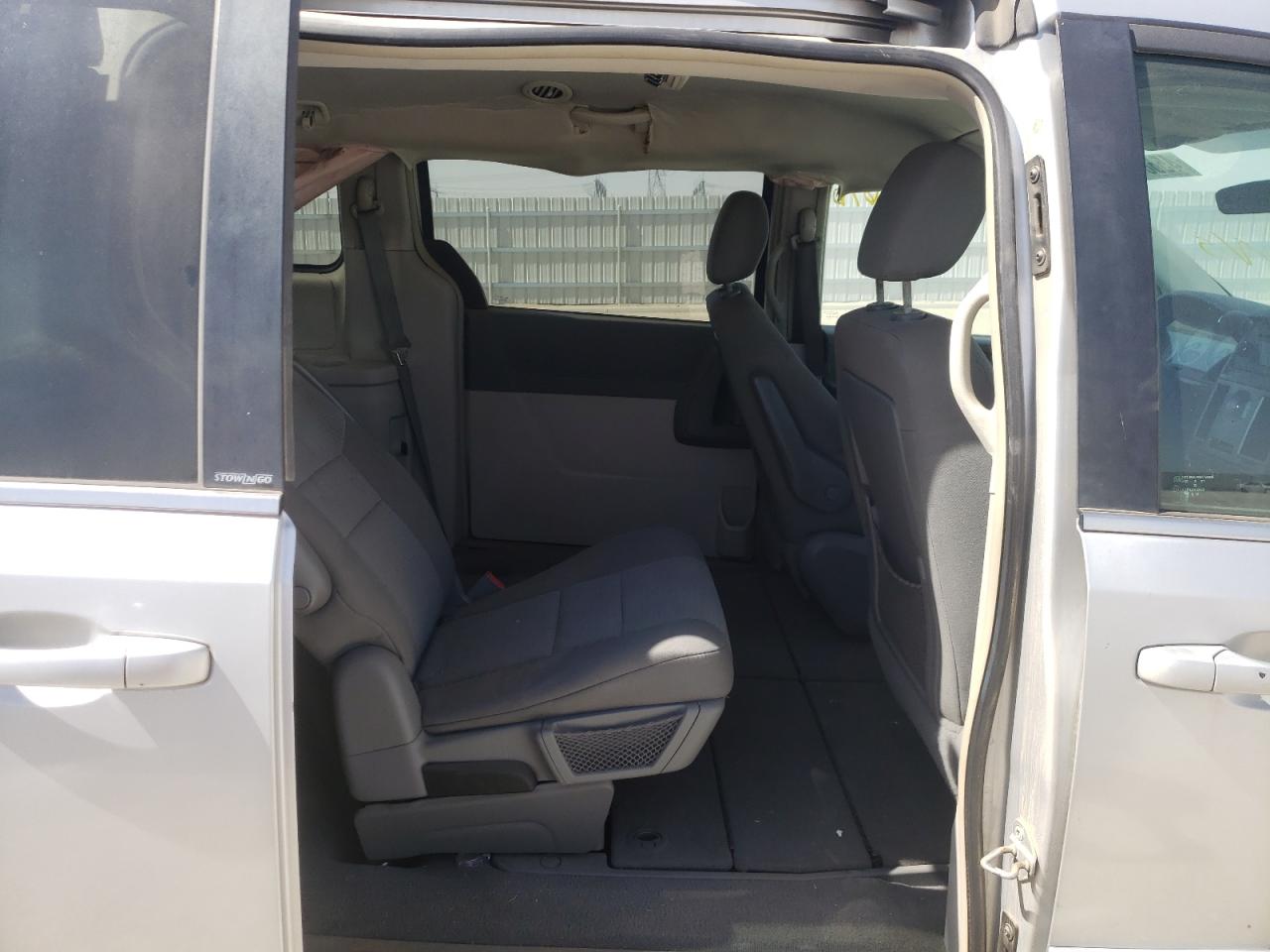 Photo 6 from auction – 2010 CHRYSLER TOWN & COU with VIN 2A4RR4DE1AR213681