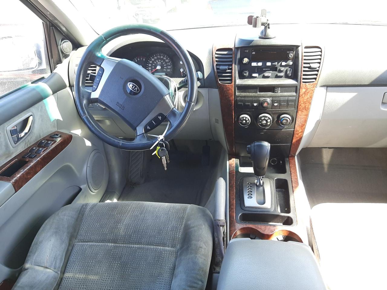 Photo 9 from auction – 2004 KIA SORENTO EX with VIN KNDJD733945222701