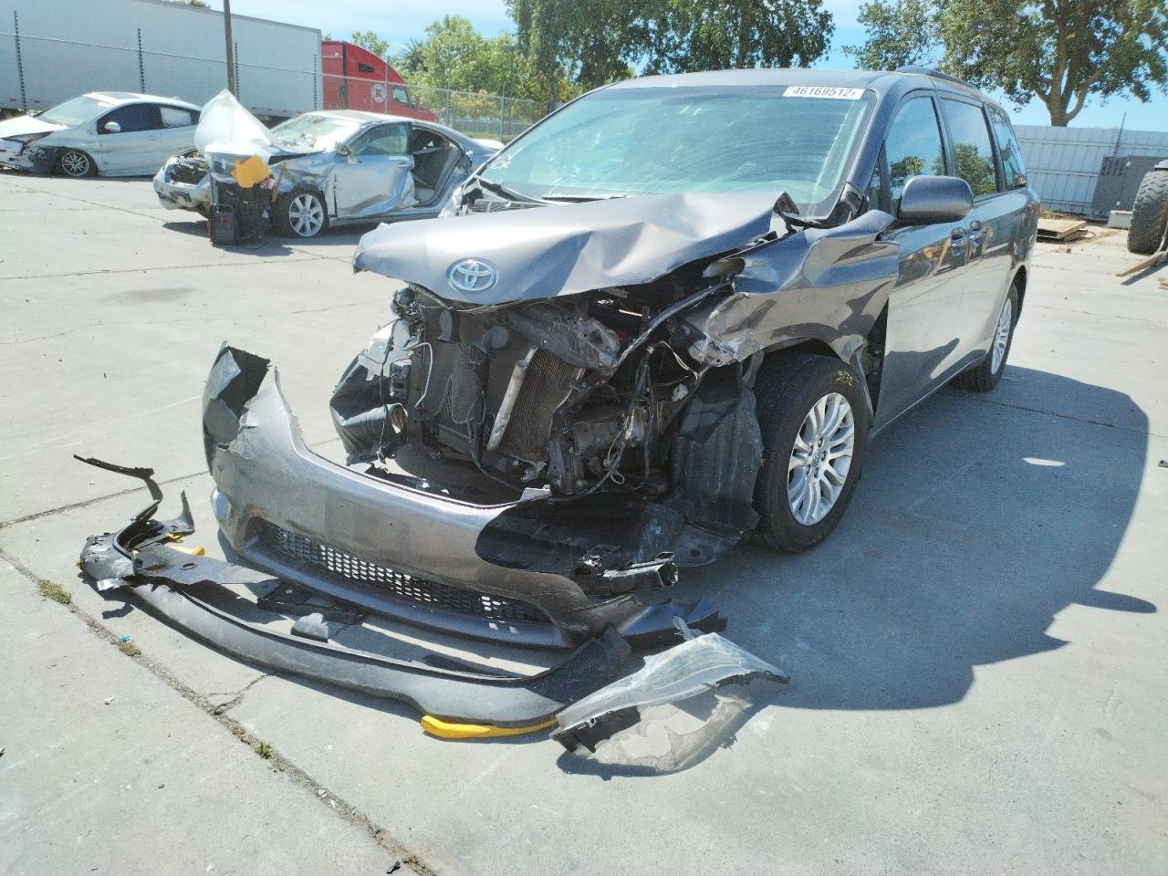 Photo 2 from auction – 2017 TOYOTA SIENNA XLE with VIN 5TDYZ3DC1HS831613