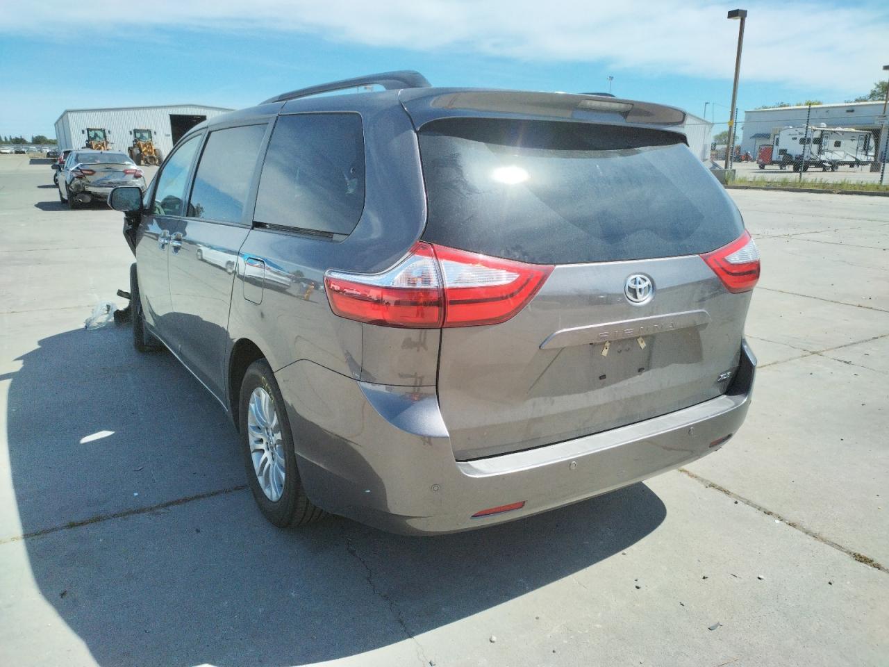 Photo 3 from auction – 2017 TOYOTA SIENNA XLE with VIN 5TDYZ3DC1HS831613