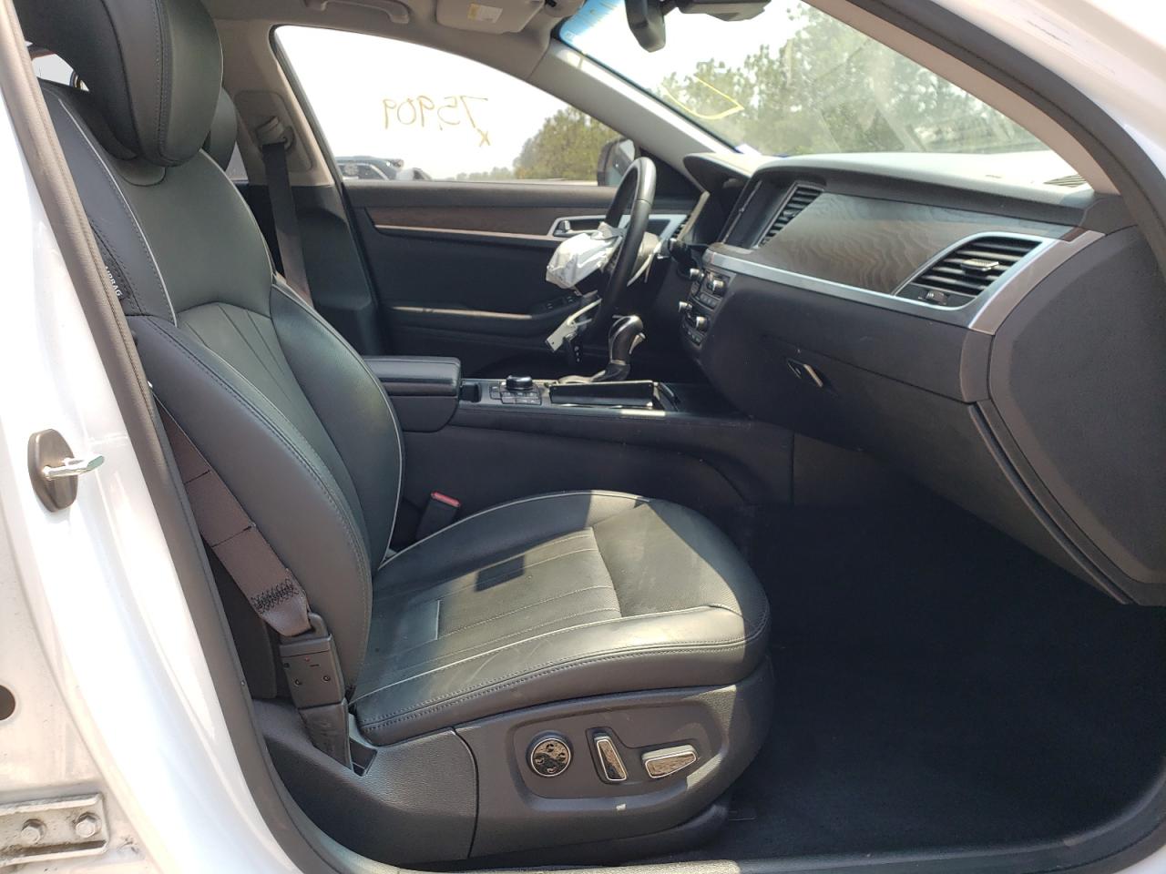 Photo 5 from auction – 2015 HYUNDAI GENESIS 5. with VIN KMHGN4JFXFU091995