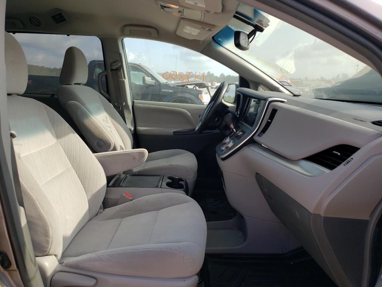 Photo 5 from auction – 2017 TOYOTA SIENNA LE with VIN 5TDKZ3DC3HS853862