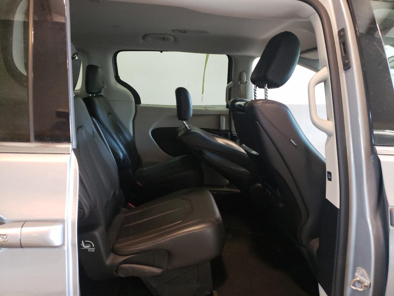 Photo 6 from auction – 2017 CHRYSLER PACIFICA T with VIN 2C4RC1EGXHR512053