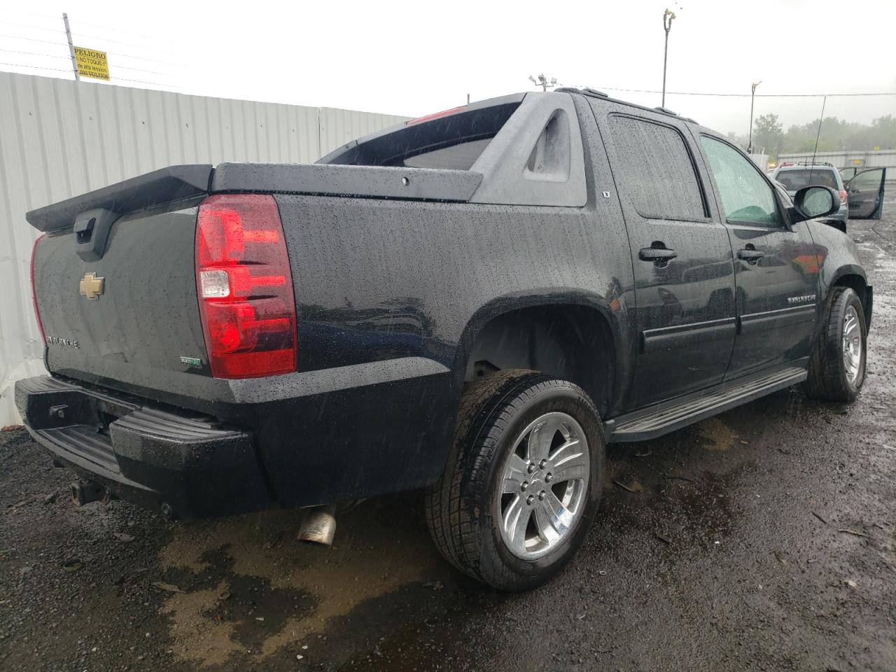 Photo 4 from auction – 2011 CHEVROLET AVALANCHE with VIN 3GNTKFE34BG360780