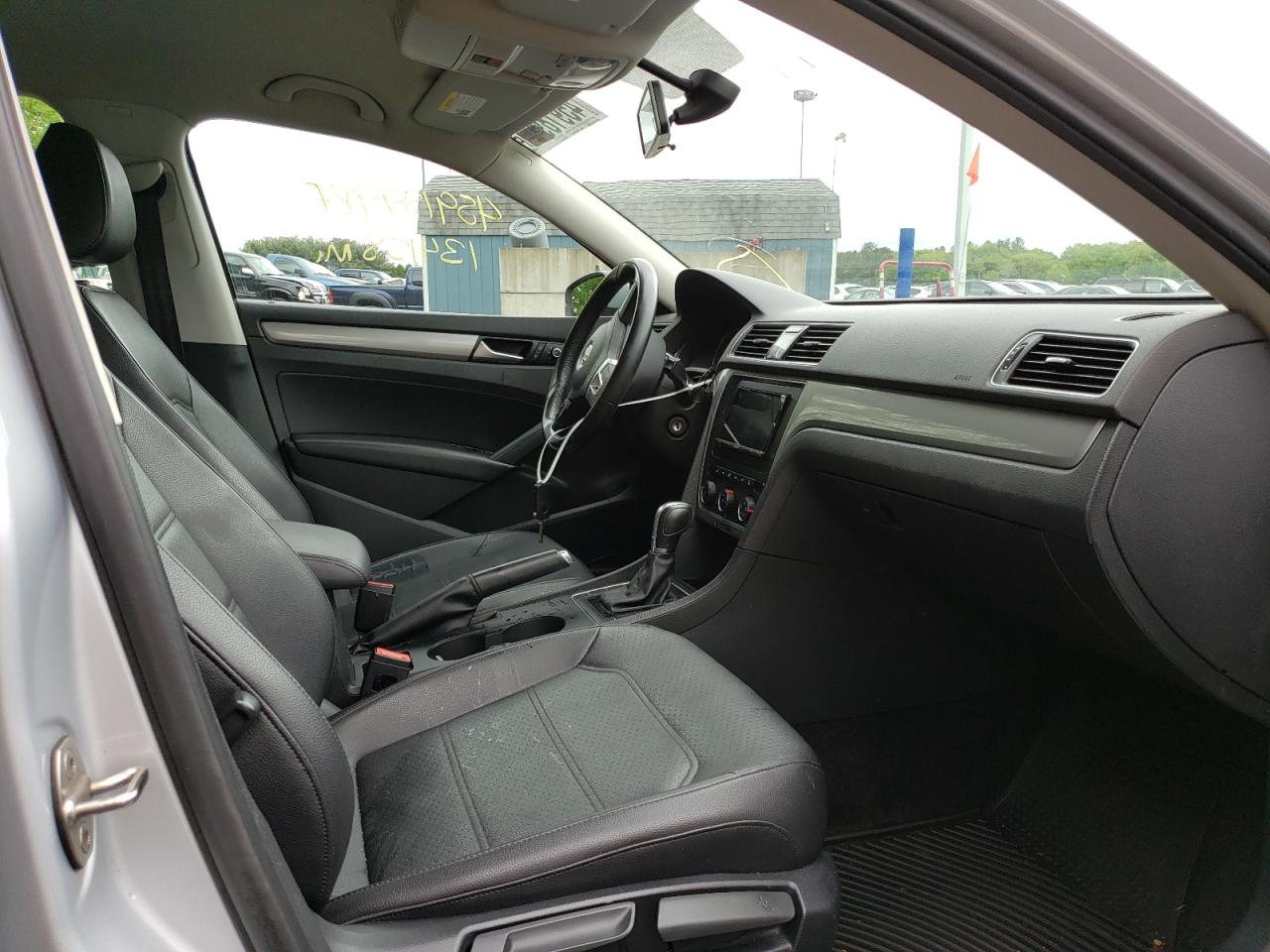Photo 5 from auction – 2015 VOLKSWAGEN PASSAT S with VIN 1VWAT7A37FC037015