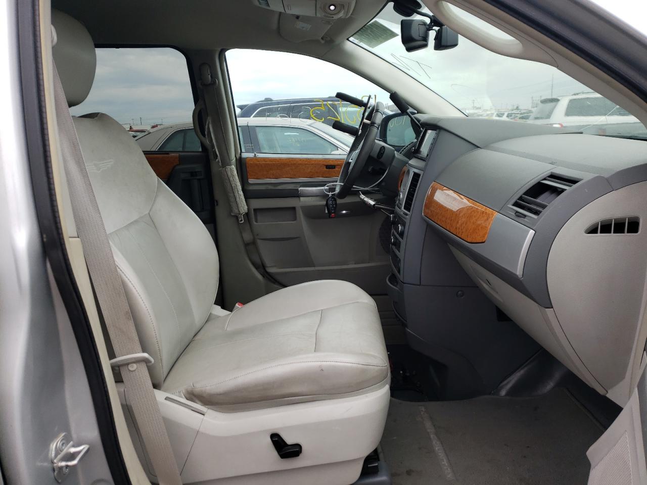 Photo 5 from auction – 2010 CHRYSLER TOWN & COU with VIN 2A4RR6DX1AR236004
