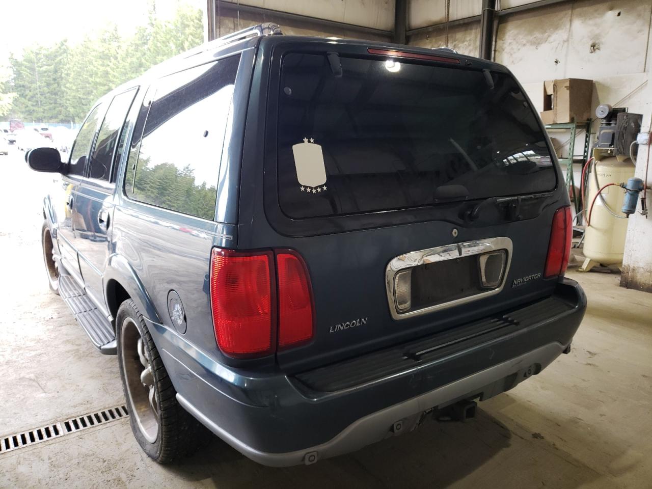 Zdjęcie 3 z aukcji – 2001 LINCOLN NAVIGATOR z VIN 5LMFU28A01LJ06173