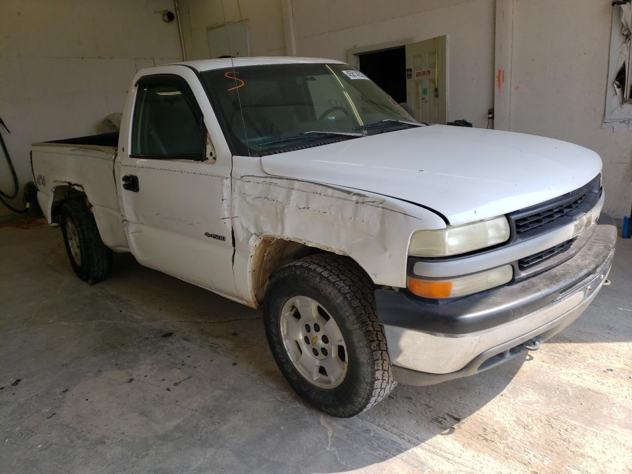 CHEVROLET SILVERADO 2000 with VIN 1GCEK14W3YZ186418 - Photo from auction