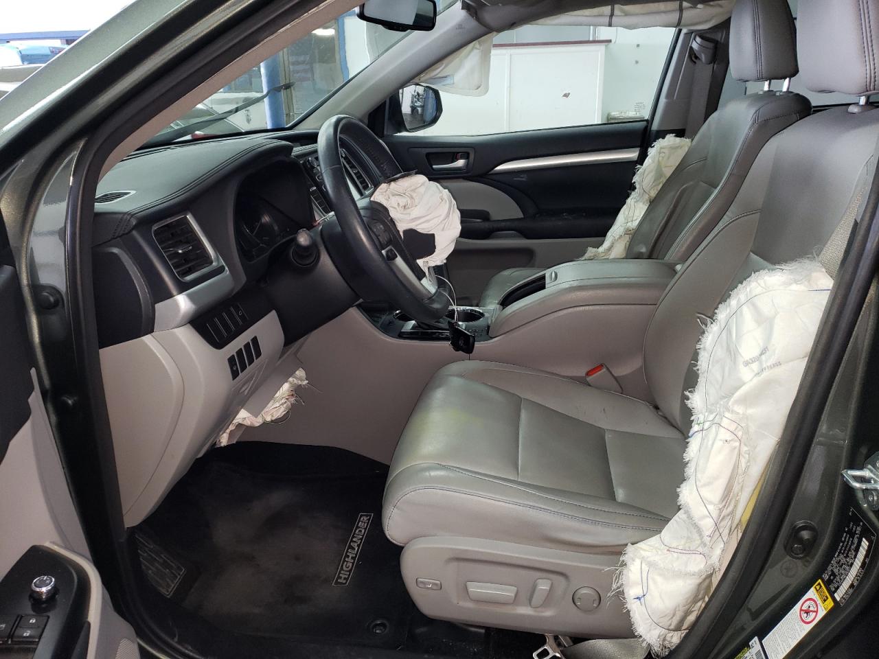 Photo 5 from auction – 2014 TOYOTA HIGHLANDER with VIN 5TDJKRFH6ES052673
