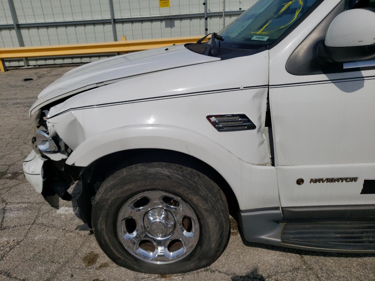 Photo 9 from auction – 2002 LINCOLN NAVIGATOR with VIN 5LMFU28R62LJ02460