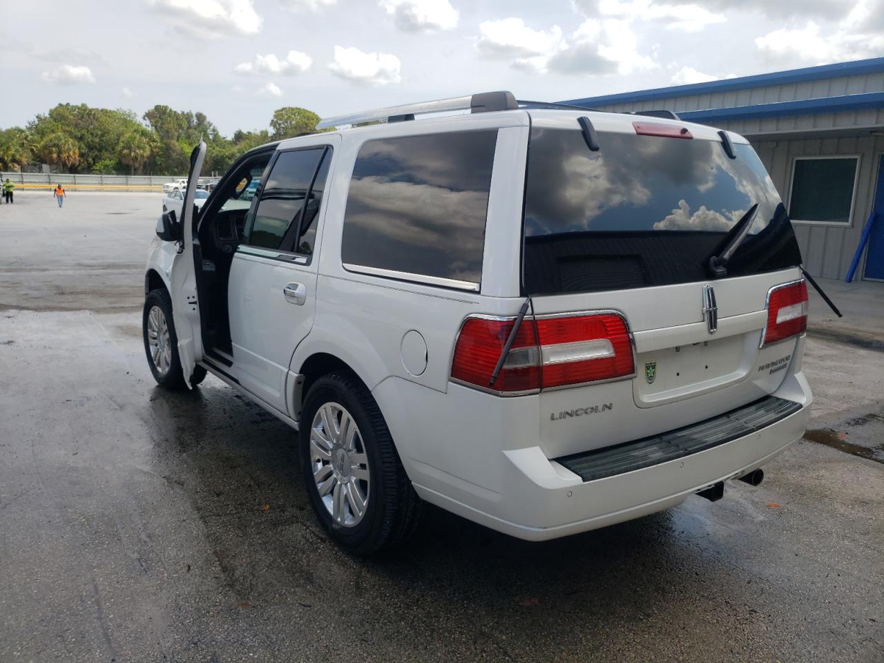 Photo 3 from auction – 2012 LINCOLN NAVIGATOR with VIN 5LMJJ2H56CEL06908