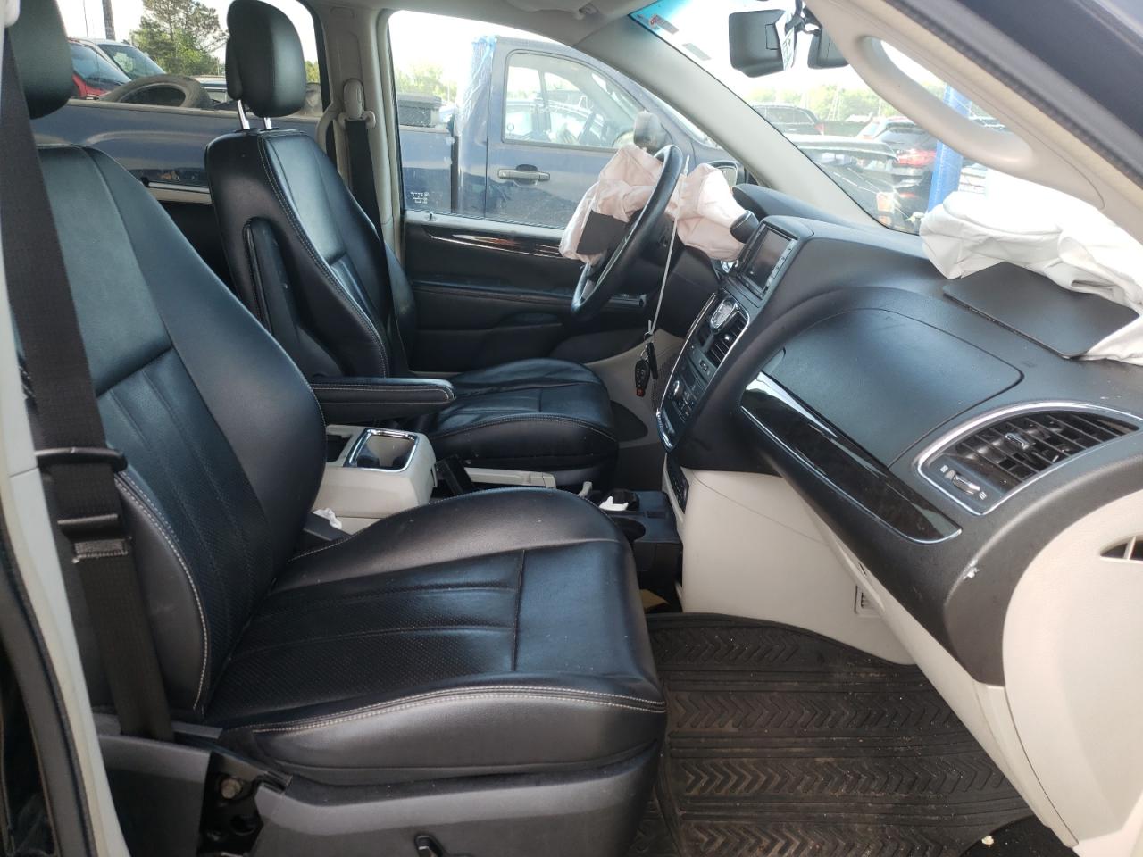 Photo 5 from auction – 2013 CHRYSLER TOWN & COU with VIN 2C4RC1CG5DR590222