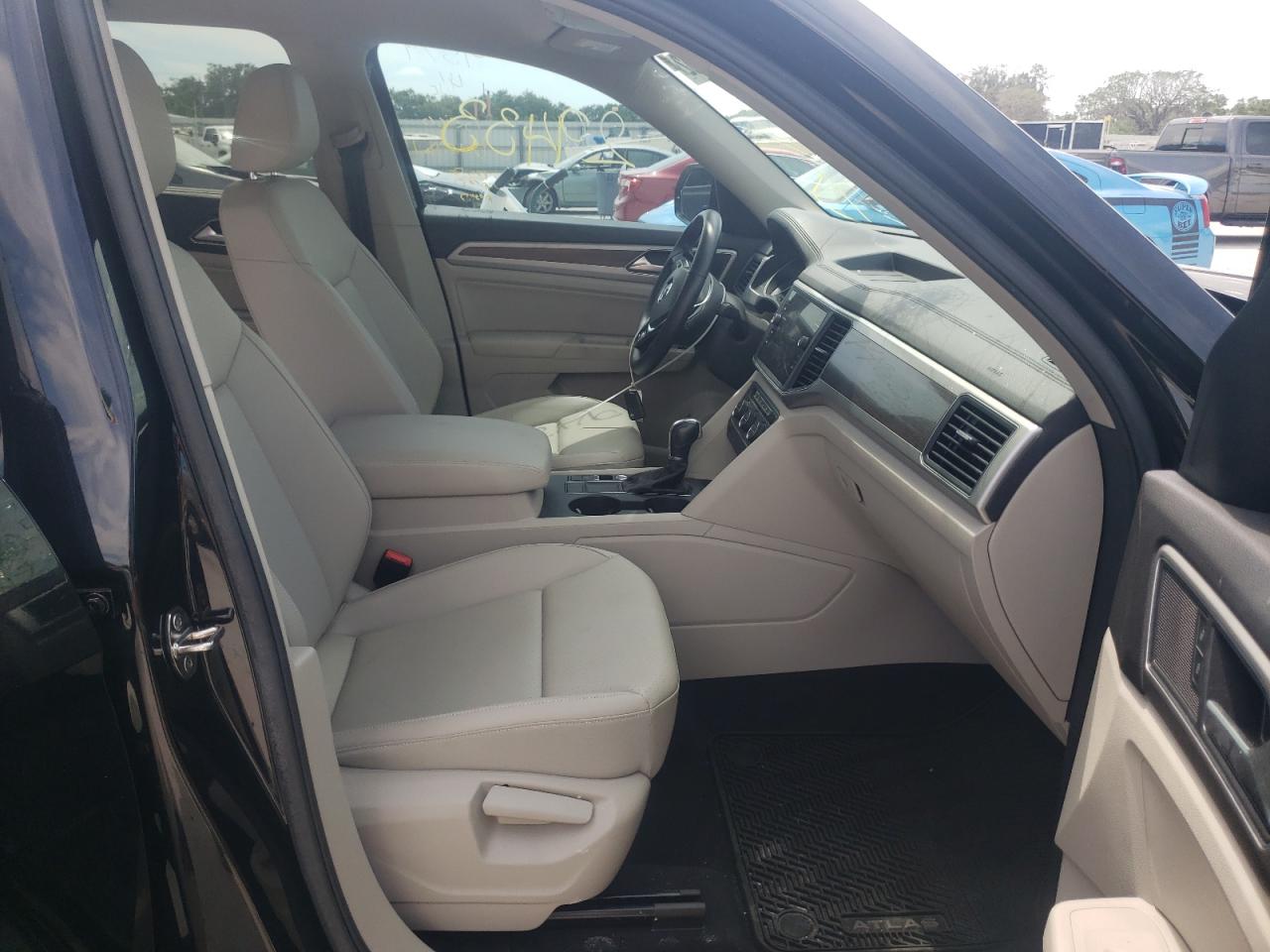 Photo 5 from auction – 2019 VOLKSWAGEN ATLAS SE with VIN 1V2YR2CA0KC528940