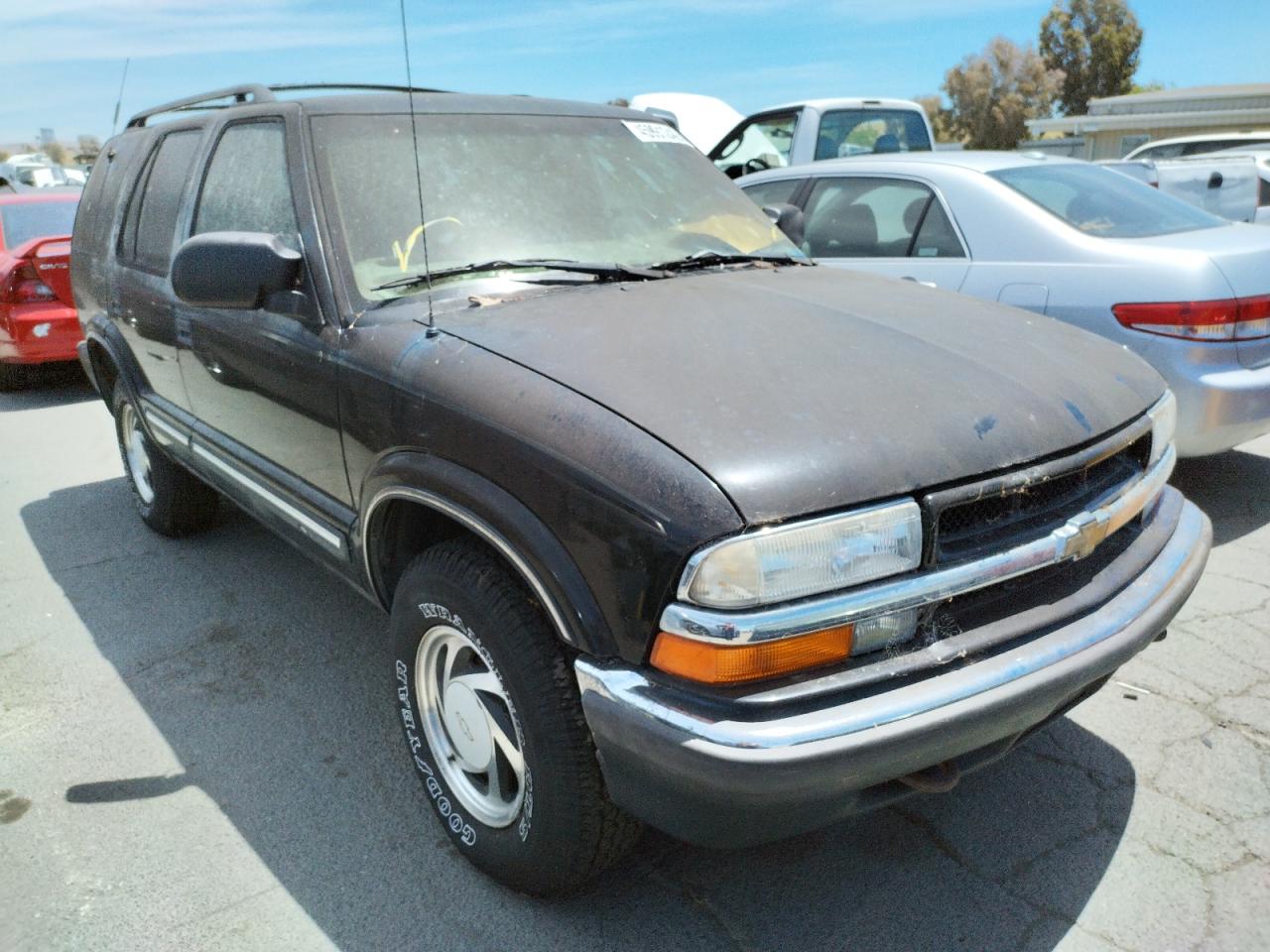 Photo 1 from auction – 2001 CHEVROLET BLAZER with VIN 1GNDT13WX12139001