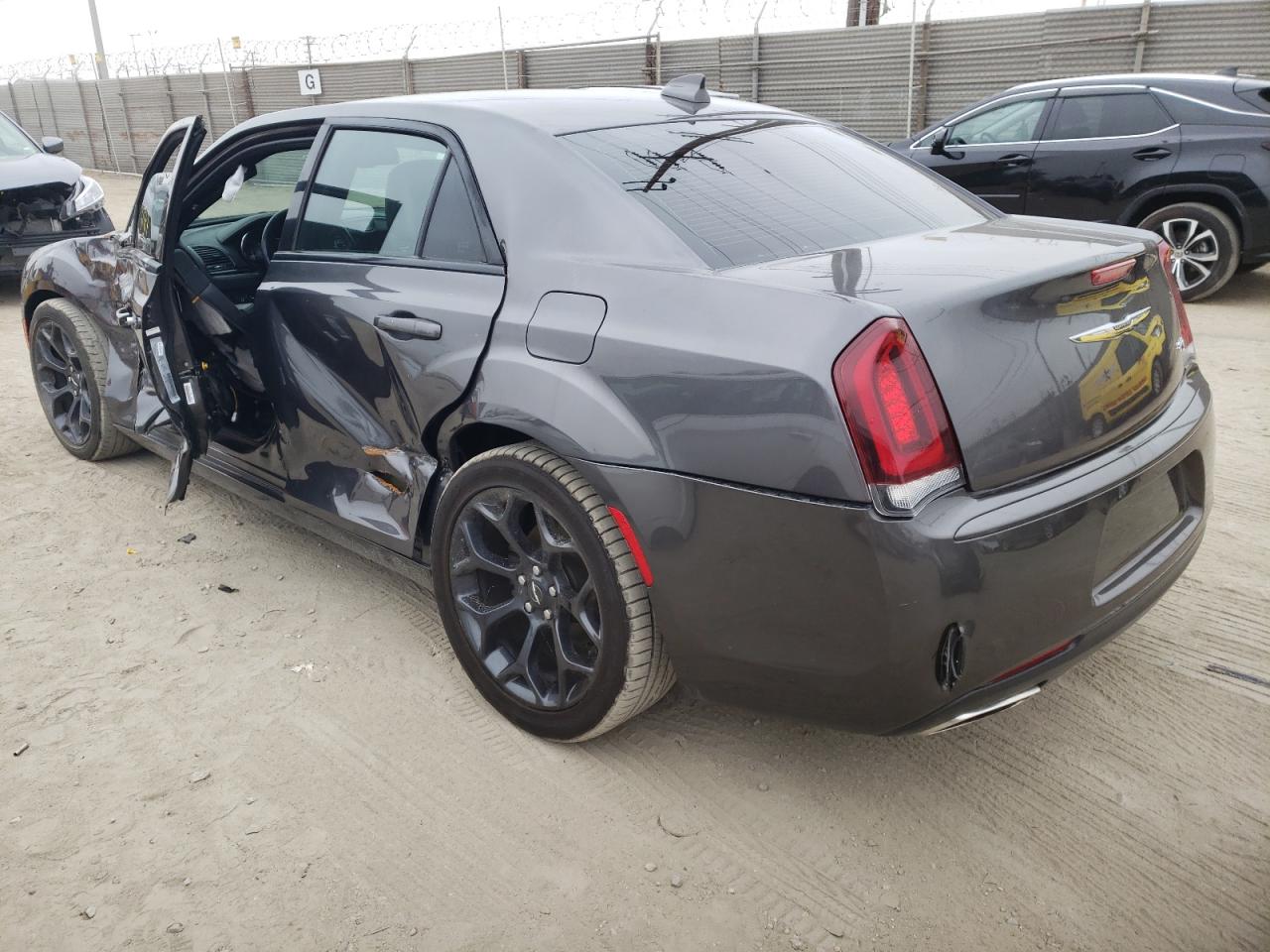 Photo 3 from auction – 2019 CHRYSLER 300 S with VIN 2C3CCABG8KH539571