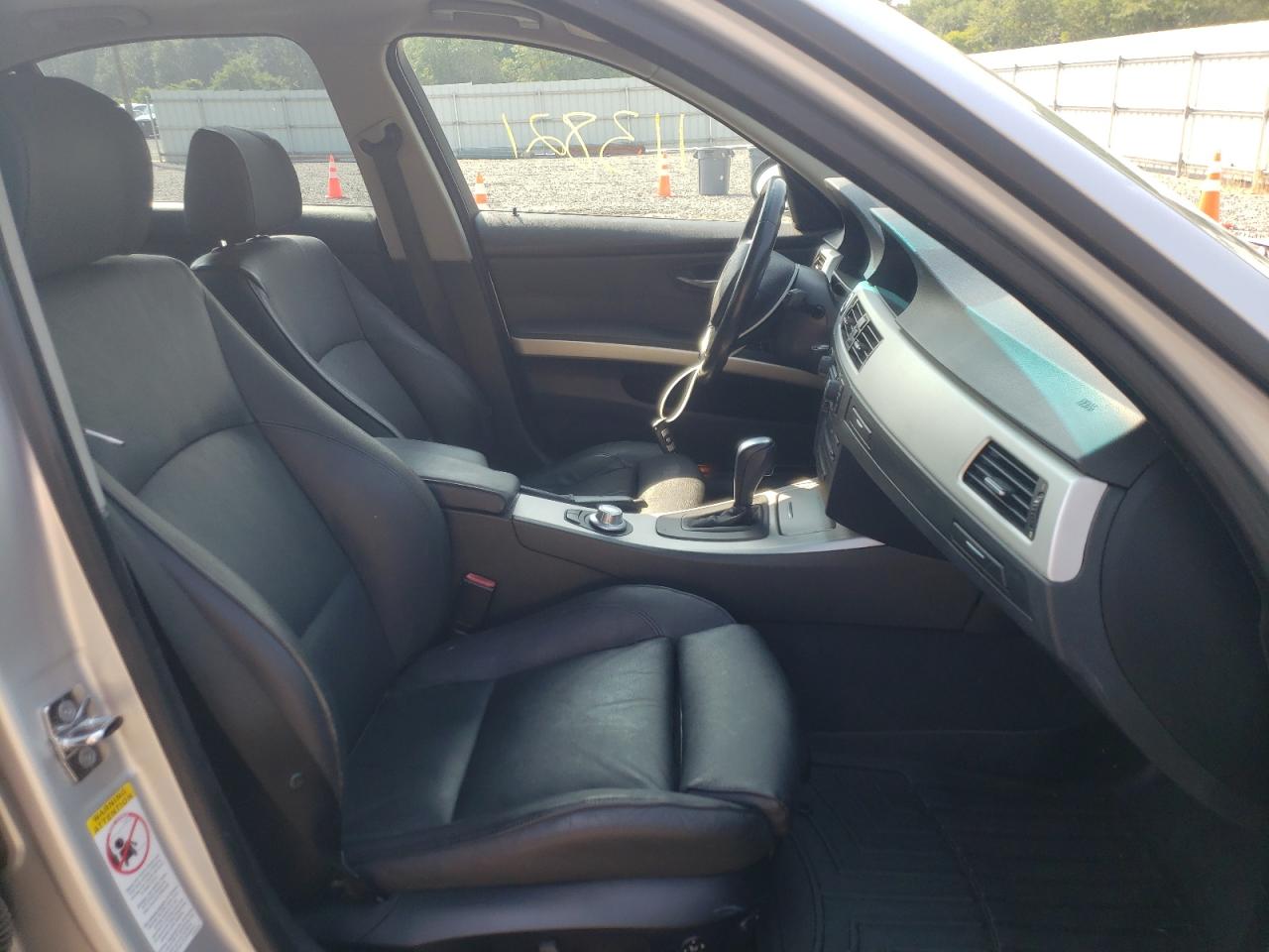 Photo 5 from auction – 2006 BMW 325 I AUTO with VIN WBAVB17566NK39486
