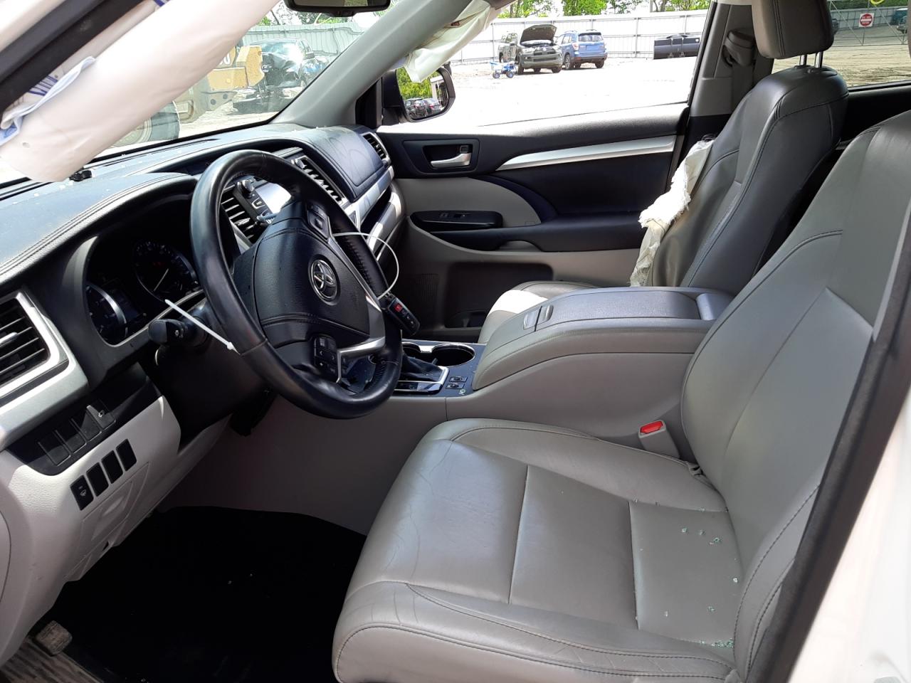 Photo 15 from auction – 2015 TOYOTA HIGHLANDER with VIN 5TDJKRFH3FS116962