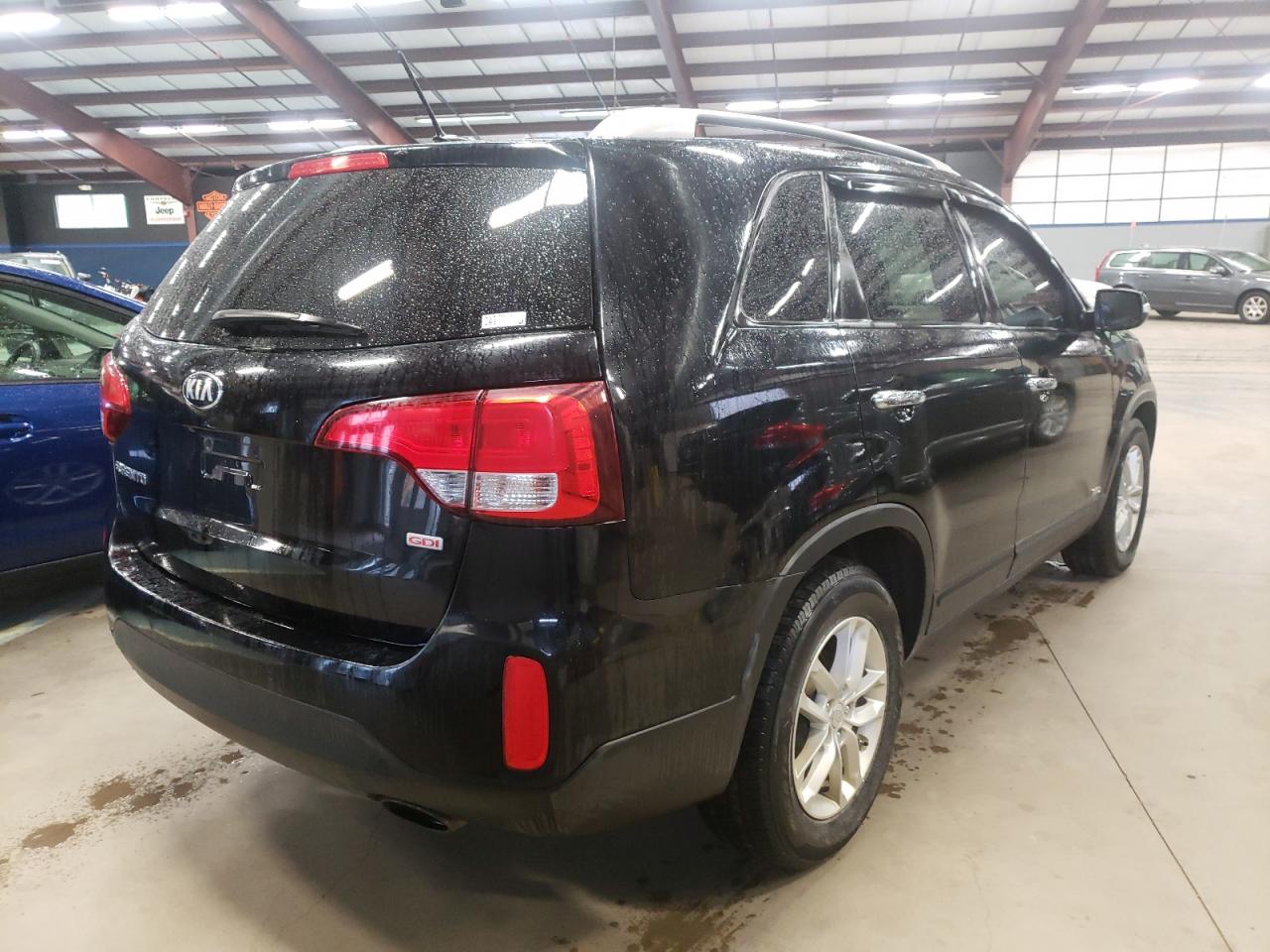 Photo 4 from auction – 2014 KIA SORENTO LX with VIN 5XYKTDA74EG497543