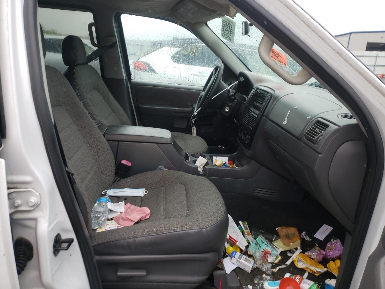 Photo 5 from auction – 2005 FORD EXPLORER X with VIN 1FMZU72E95ZA42419
