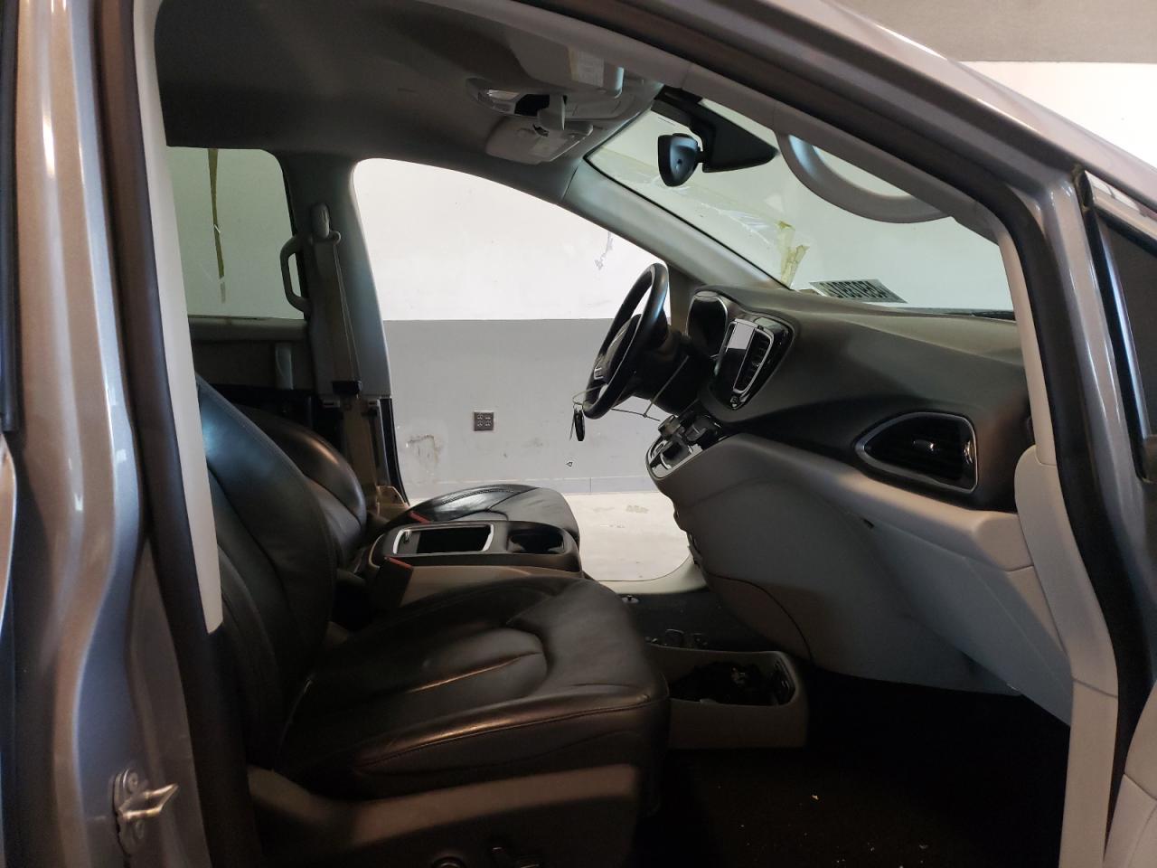 Photo 5 from auction – 2017 CHRYSLER PACIFICA T with VIN 2C4RC1EGXHR512053