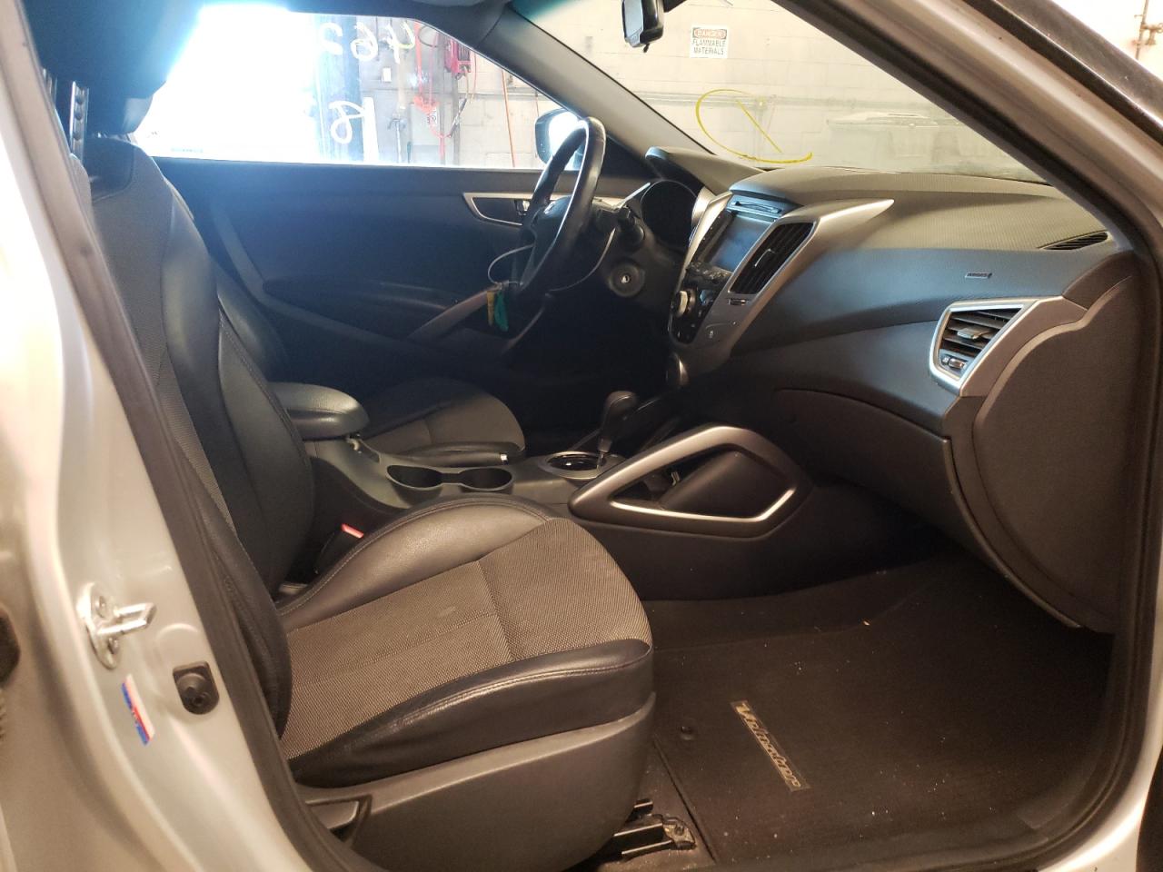 Photo 5 from auction – 2013 HYUNDAI VELOSTER with VIN KMHTC6AD0DU136521