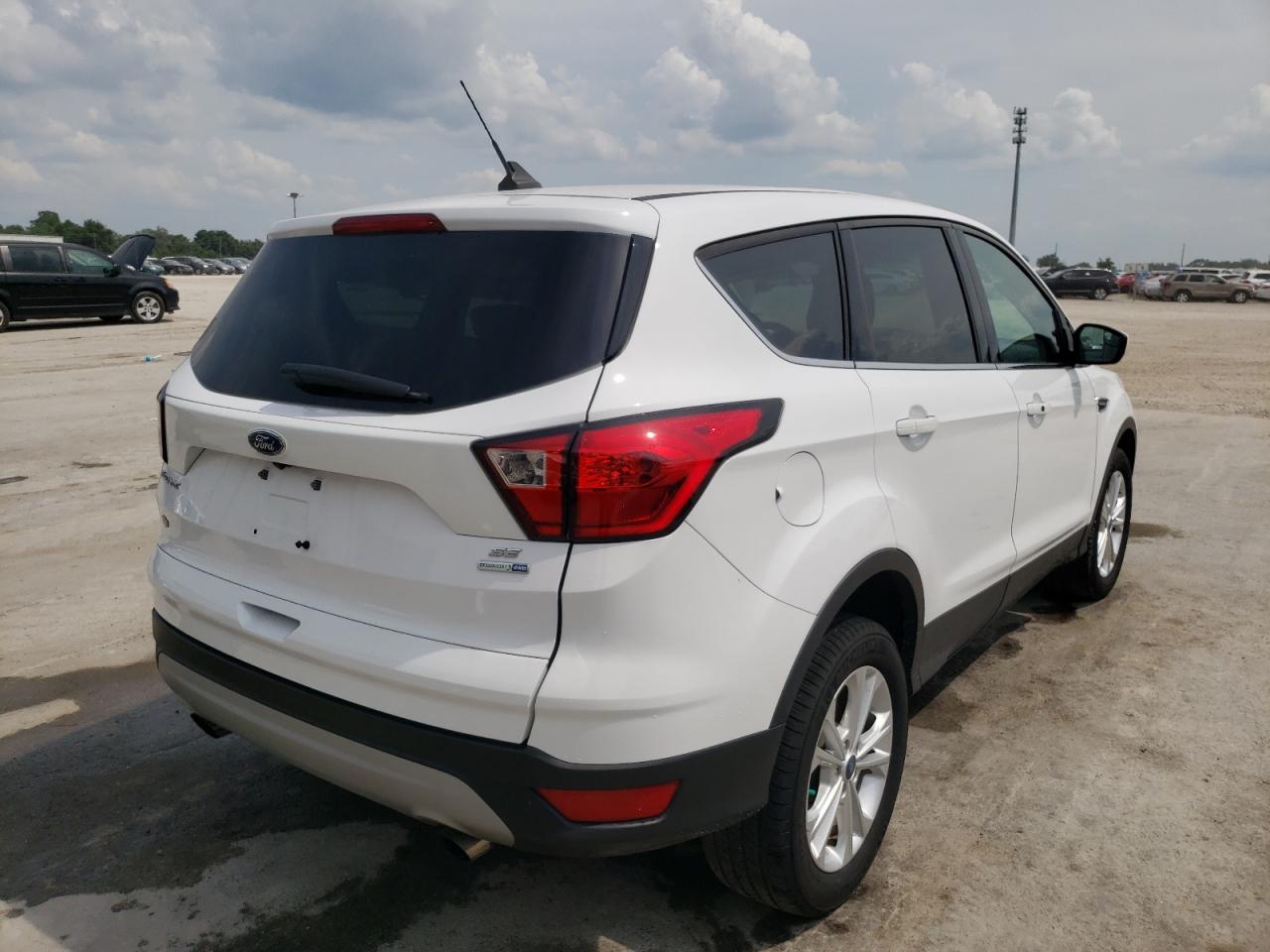 Photo 4 from auction – 2019 FORD ESCAPE SE with VIN 1FMCU9GDXKUB63356