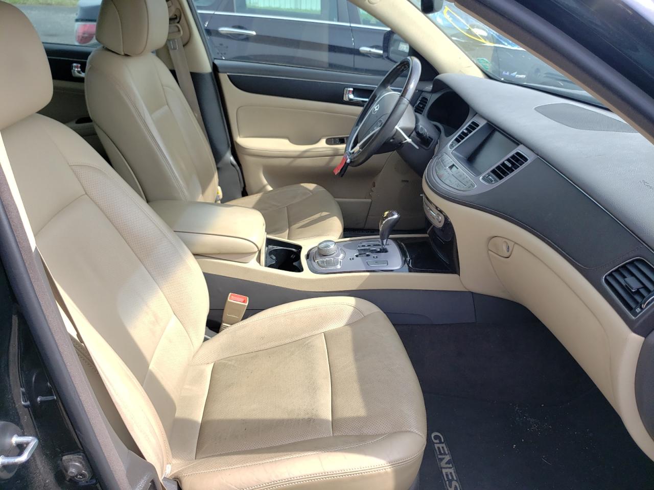 Photo 5 from auction – 2011 HYUNDAI GENESIS 4. with VIN KMHGC4DF5BU134103