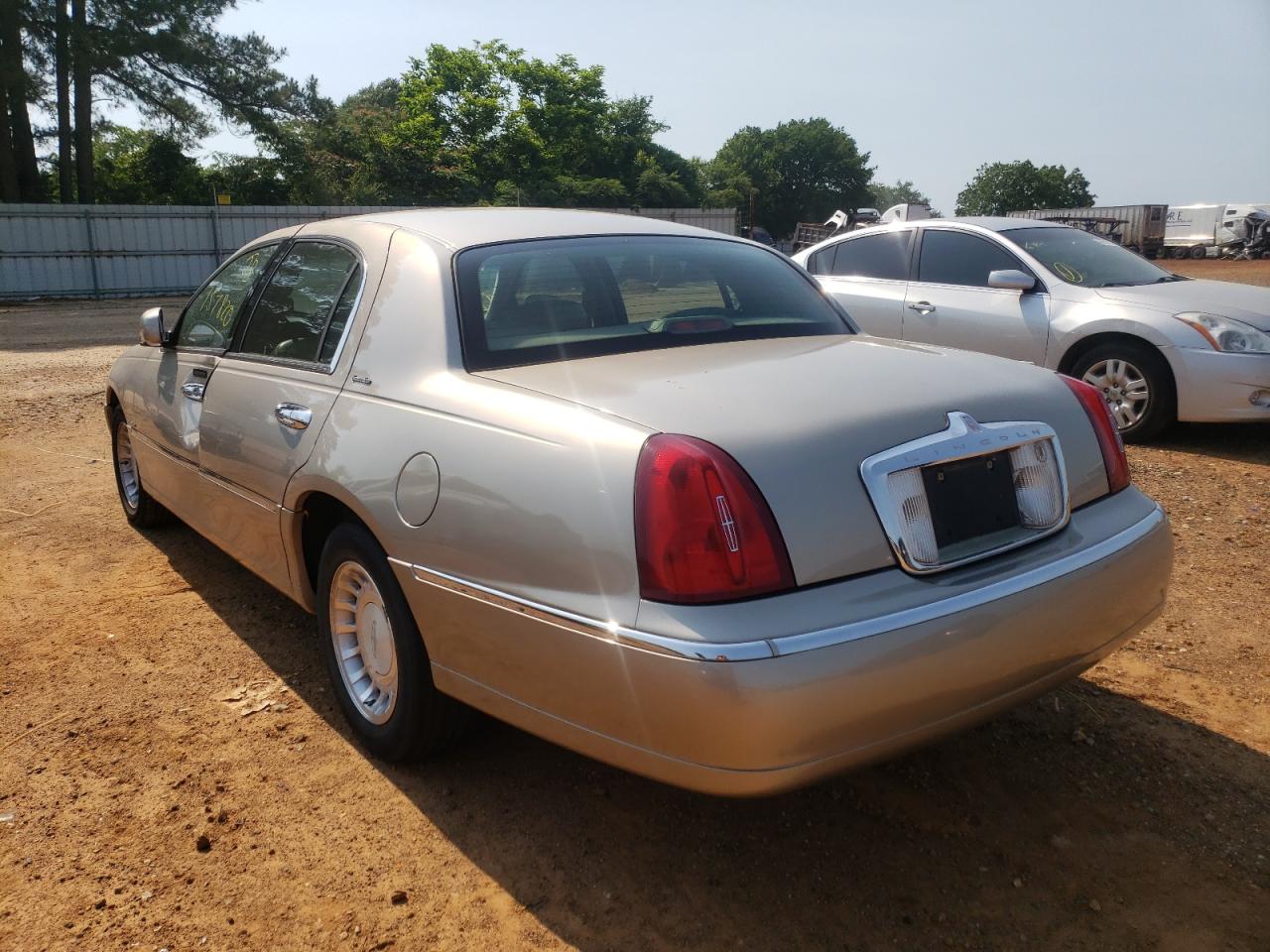 Photo 3 from auction – 2000 LINCOLN TOWN CAR E with VIN 1LNHM81W9YY843017