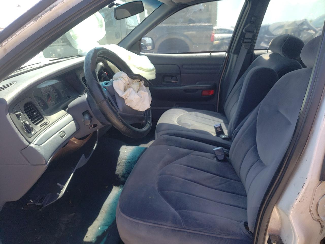 Photo 5 from auction – 2000 FORD CROWN VICT with VIN 2FAFP71W3YX107239