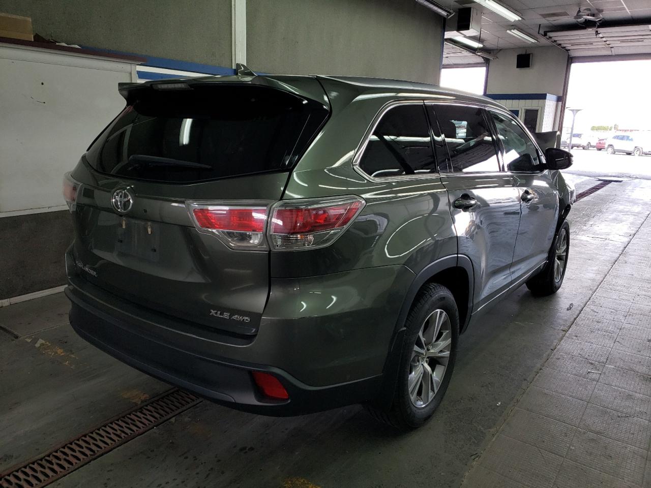 Photo 4 from auction – 2014 TOYOTA HIGHLANDER with VIN 5TDJKRFH6ES052673