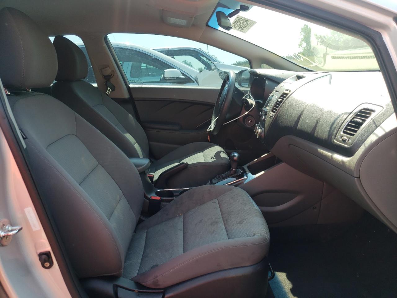 Photo 5 from auction – 2018 KIA FORTE LX with VIN 3KPFK4A76JE168869