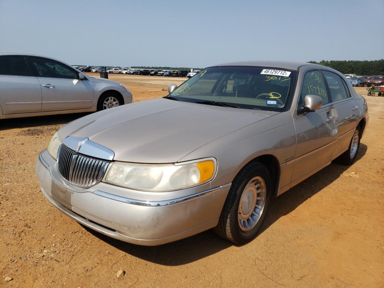 Photo 2 from auction – 2000 LINCOLN TOWN CAR E with VIN 1LNHM81W9YY843017