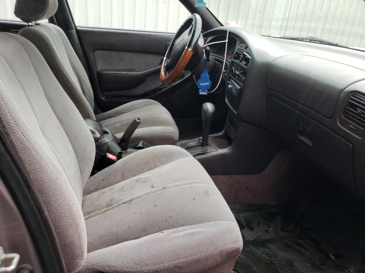 Photo 5 from auction – 1996 TOYOTA CAMRY with VIN 4T1BG12K3TU740191