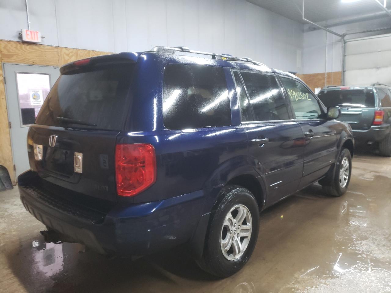 Photo 4 from auction – 2004 HONDA PILOT EXL with VIN 2HKYF185X4H503549