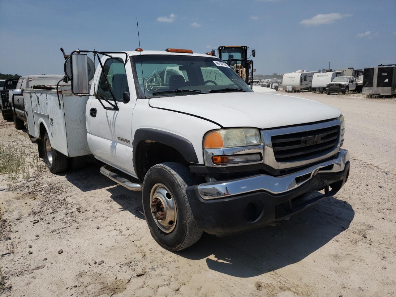 GMC NEW SIERRA 2004 with VIN 1GDJC34U04E289816 - Photo from auction