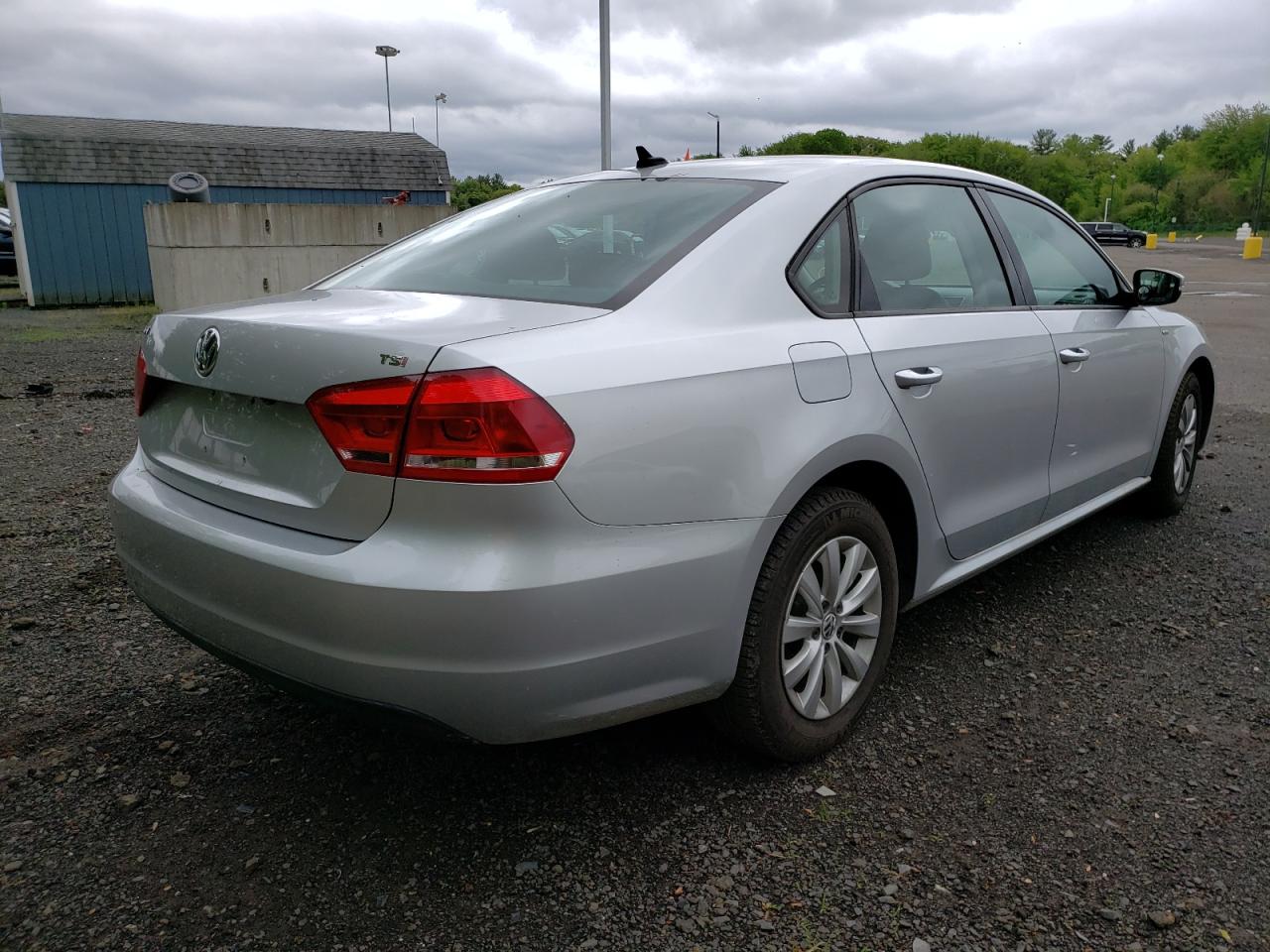 Photo 4 from auction – 2015 VOLKSWAGEN PASSAT S with VIN 1VWAT7A37FC037015