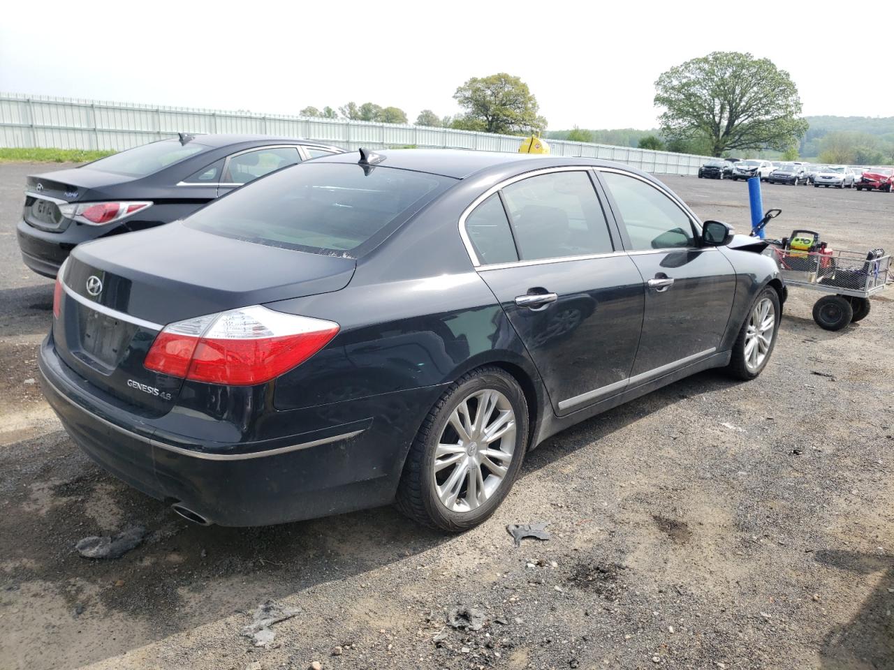 Photo 4 from auction – 2011 HYUNDAI GENESIS 4. with VIN KMHGC4DF5BU134103