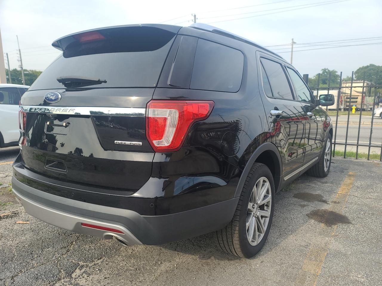 Photo 4 from auction – 2016 FORD EXPLORER L with VIN 1FM5K7F85GGC89542