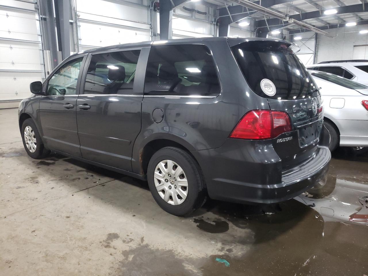 Photo 3 from auction – 2011 VOLKSWAGEN ROUTAN S with VIN 2V4RW4DG0BR642348