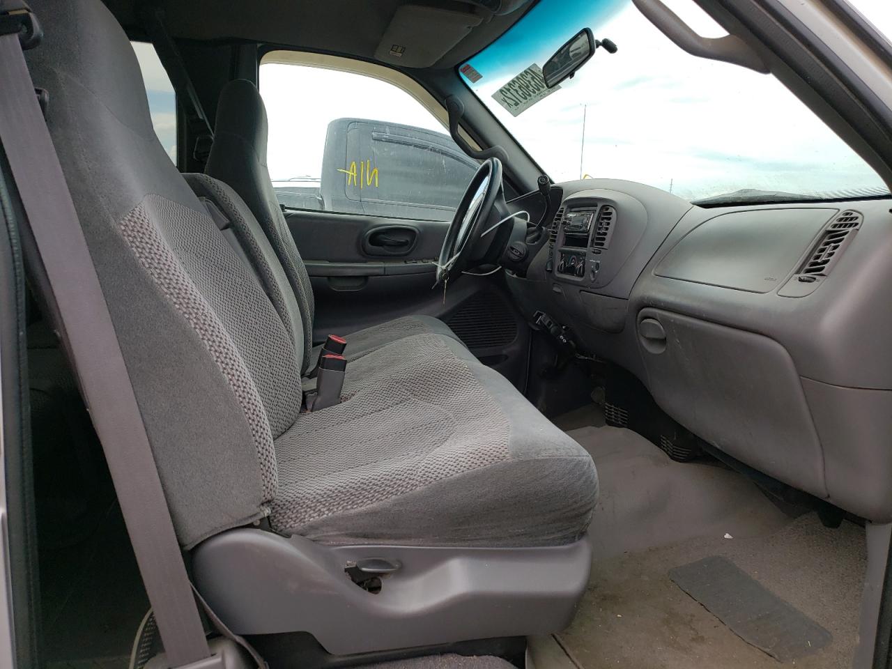 Photo 5 from auction – 2000 FORD F150 with VIN 1FTRX18L2YKA67187