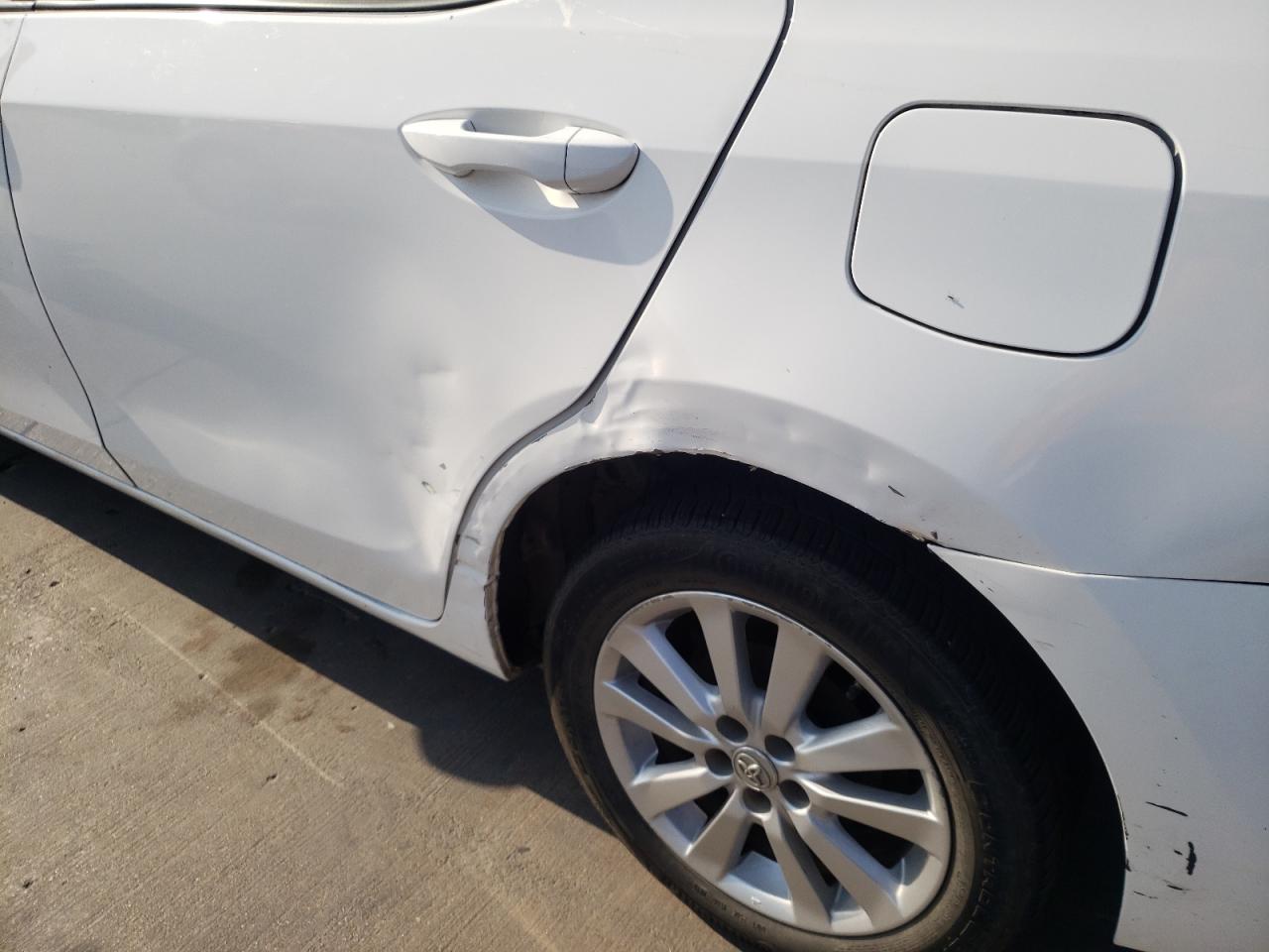 Photo 9 from auction – 2014 TOYOTA COROLLA L with VIN 2T1BURHE9EC125772