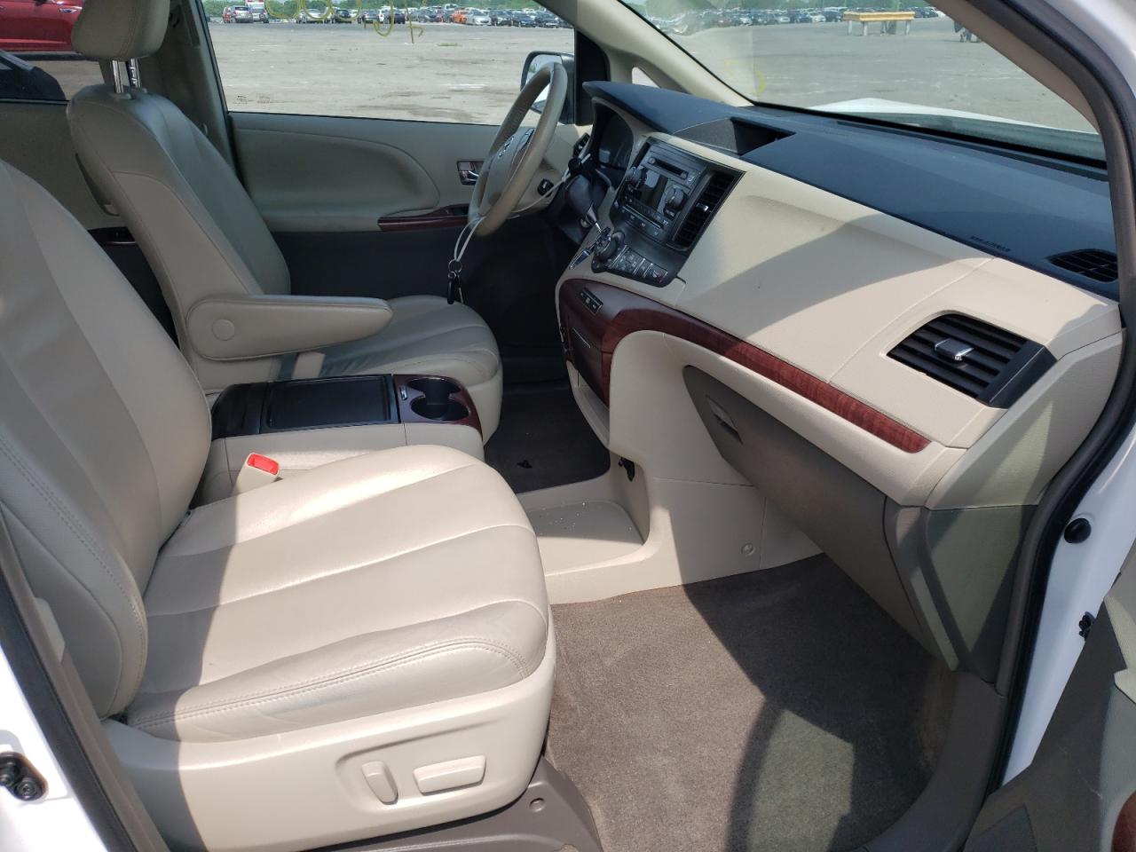 Photo 5 from auction – 2013 TOYOTA SIENNA XLE with VIN 5TDYK3DC8DS286170
