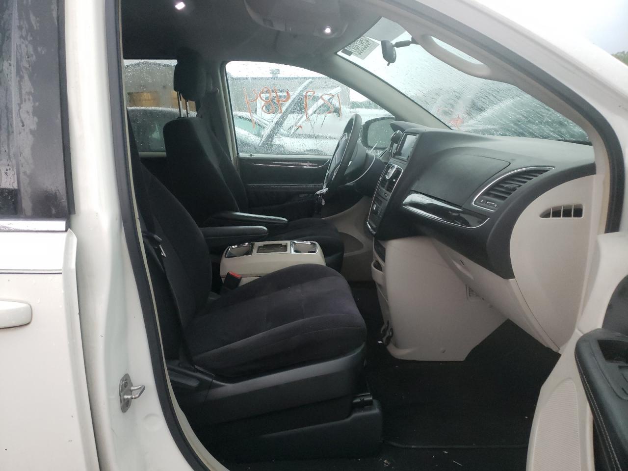 Photo 5 from auction – 2011 CHRYSLER TOWN & COU with VIN 2A4RR5DG5BR650172