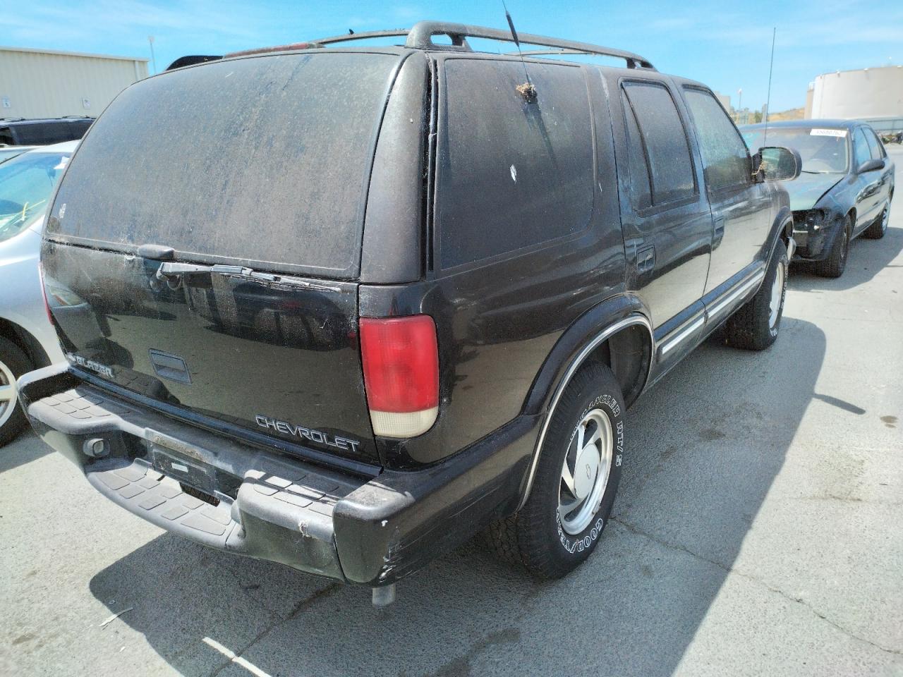 Photo 4 from auction – 2001 CHEVROLET BLAZER with VIN 1GNDT13WX12139001